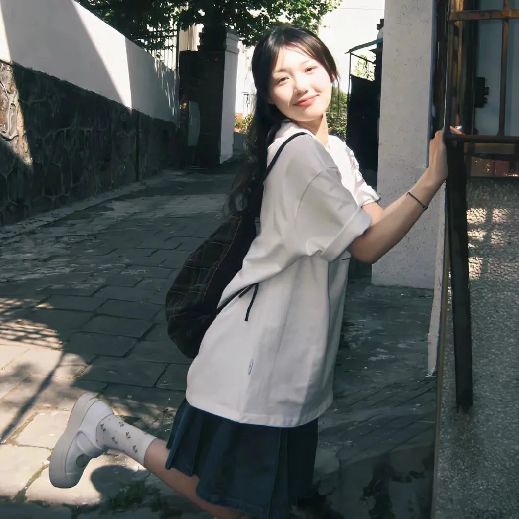 鲜花盛开的村庄 海报